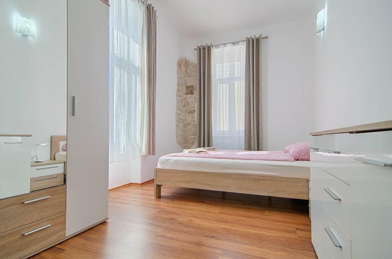 Apartment Zora & Natale Pula Luaran gambar
